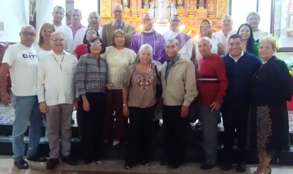 Trabajadores de TRP junto al obispo de Guanare y demás invitados especiales.