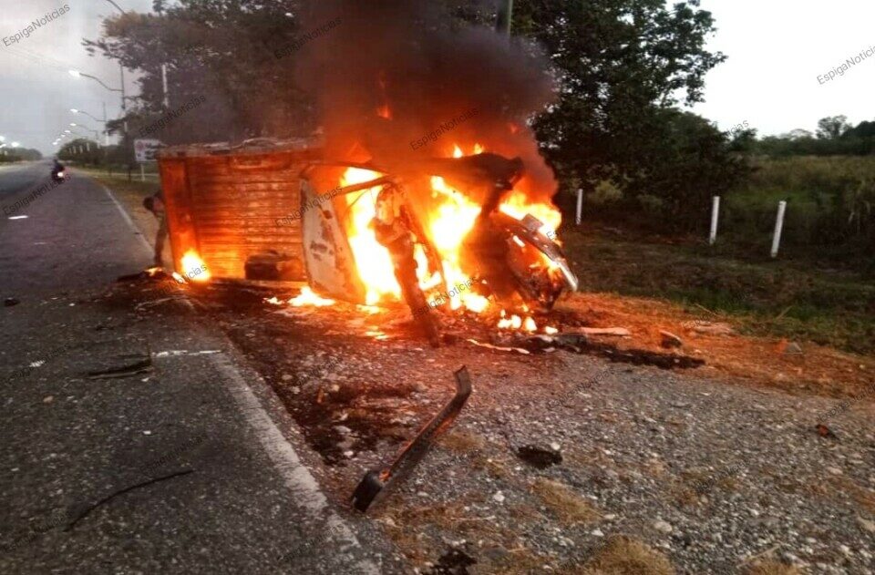 El camión se incendió con su conductor adentro