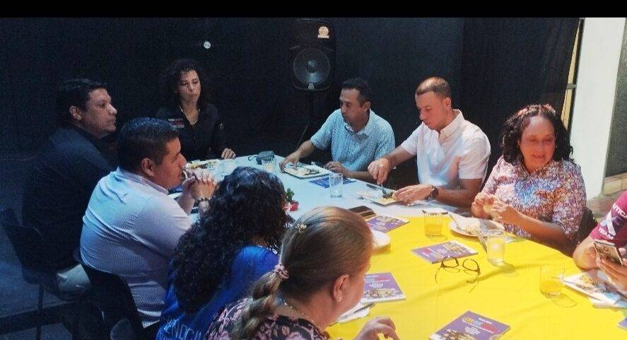 Periodistas y demás trabajadores de los medios en pleno compartir