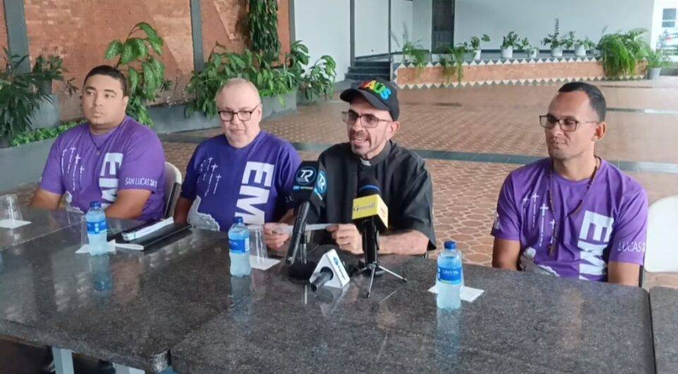 El padre Pablo Aguilar acompañado de los miembros de la Hermandad de Emaús