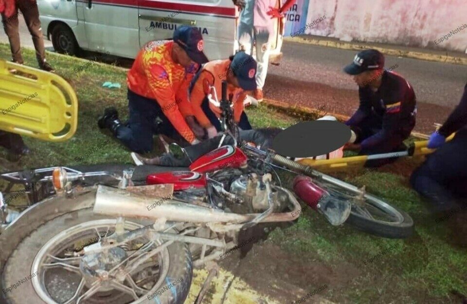 Bomberos y funcionarios de Protección Civil en plena atención del herido