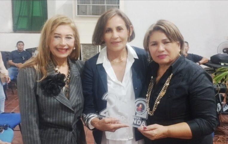 Mercedes Cuevas recibe reconocimiento a nombre del recién fallecido Iván Colmenares